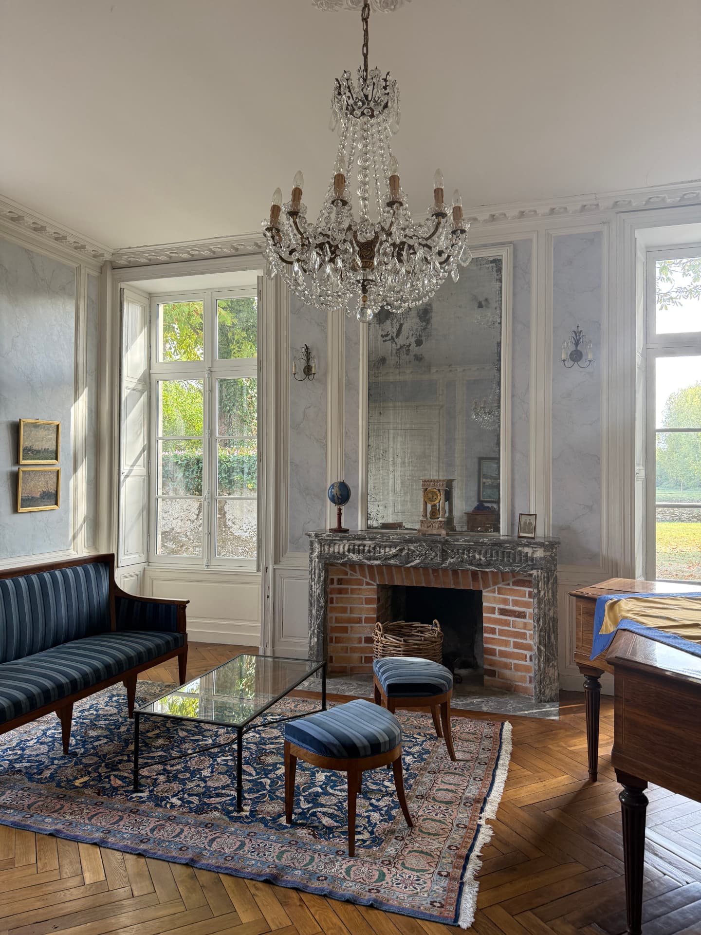 The blue salon with its grand piano