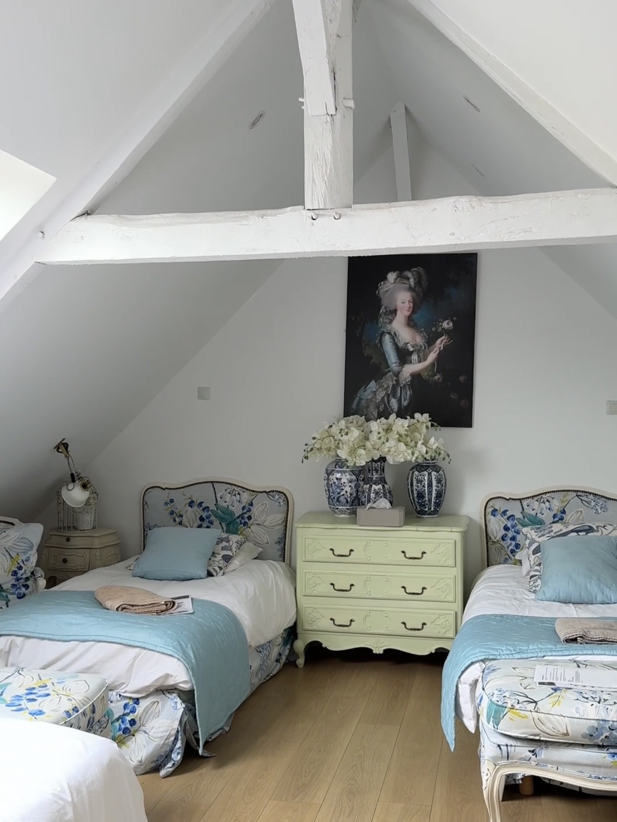The attic suite under white beams — twin beds for children or friends